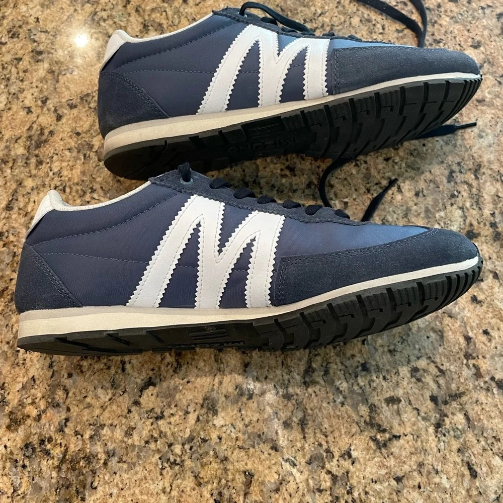 Men's Navy and White Sneakers. Hard to find Mizuno! - Picture 4 of 11